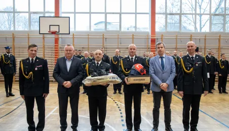 Tomasz Zakrzewski i Marcin Lutowski przekazują strażakom nowy sprzęt