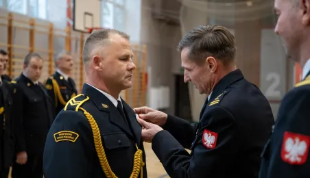 Awanse wręcza wicekomendant wojewódzki PSP st. bryg. Robert Kulasiński