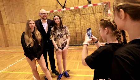 Spotkanie prezydenta Pawła Gulewskiego z finalistami turnieju "Z orlika na stadion"