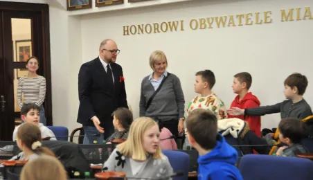 Na salę wchodzi Prezydent Miasta Torunia