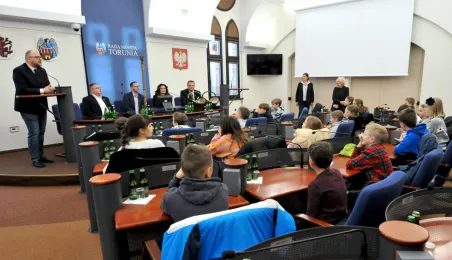 Uczniowie SP 24 w Urzędzie Miasta Torunia