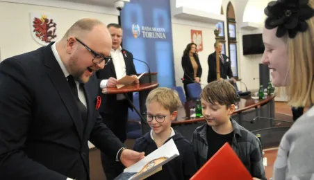 Prezydent Miasta Torunia Paweł Gulewski otrzymuje swój rysunkowy portret
