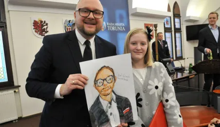 Prezydent Miasta Torunia Paweł Gulewski z autorką jego portretu