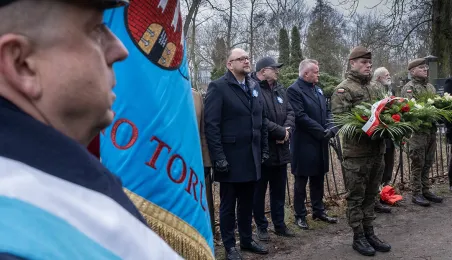 105. rocznica powrotu Torunia do wolnej Polski - złożenie kwiatów