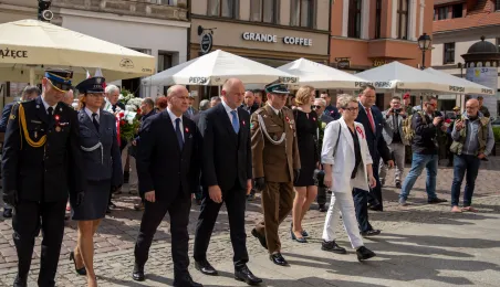 Wiązanki pamięci dla ofiar maja 1982 r.