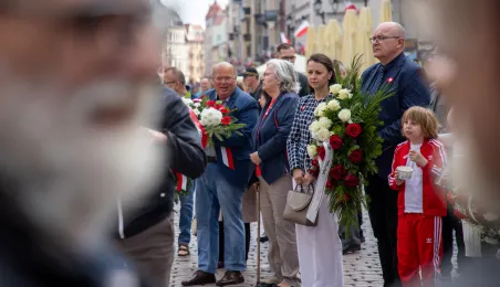Wiązanki pamięci dla ofiar maja 1982 r.