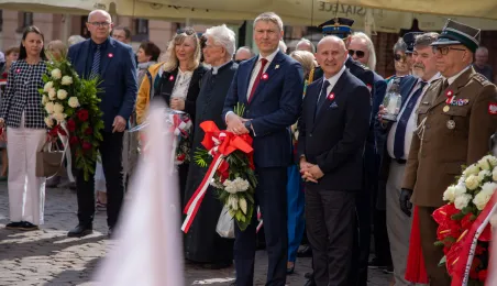Wiązanki pamięci dla ofiar maja 1982 r.
