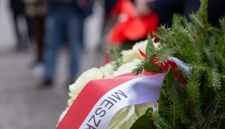 Wiązanki pamięci dla ofiar maja 1982 r.