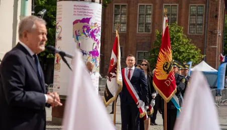 Wiązanki pamięci dla ofiar maja 1982 r.