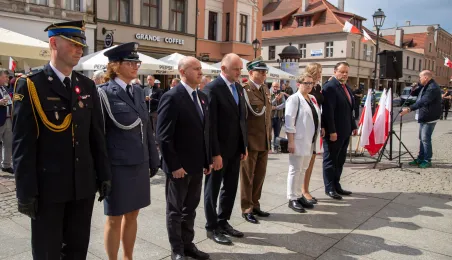 Wiązanki pamięci dla ofiar maja 1982 r.