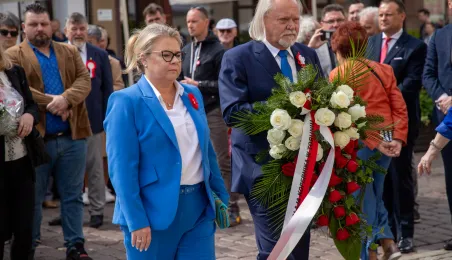 Wiązanki pamięci dla ofiar maja 1982 r.