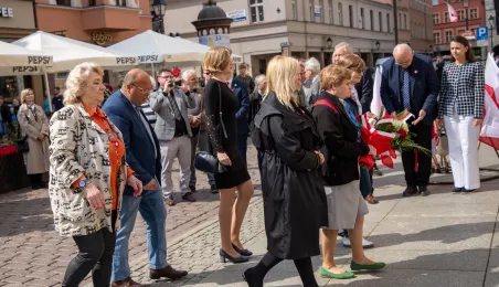 Wiązanki pamięci dla ofiar maja 1982 r.