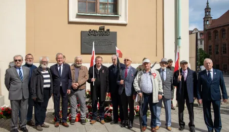 Wiązanki pamięci dla ofiar maja 1982 r.