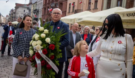 Wiązanki pamięci dla ofiar maja 1982 r.