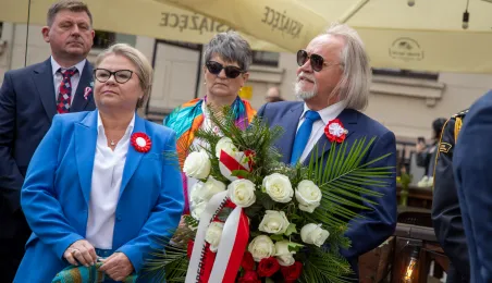 Wiązanki pamięci dla ofiar maja 1982 r.