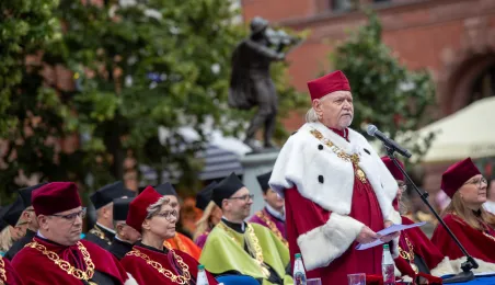 Uroczyste posiedzenie Senatu UMK na Rynku Staromiejskim 
