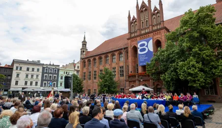 Uroczyste posiedzenie Senatu UMK na Rynku Staromiejskim 