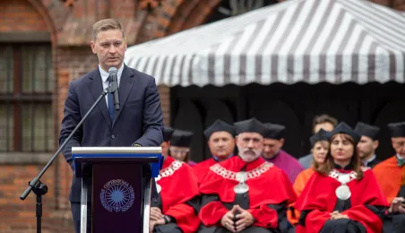 Uroczyste posiedzenie Senatu UMK na Rynku Staromiejskim 