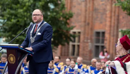 Uroczyste posiedzenie Senatu UMK na Rynku Staromiejskim 