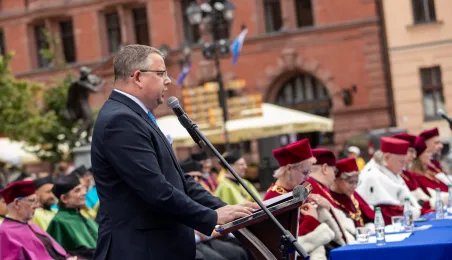 Uroczyste posiedzenie Senatu UMK na Rynku Staromiejskim 