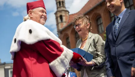Uroczyste posiedzenie Senatu UMK na Rynku Staromiejskim 