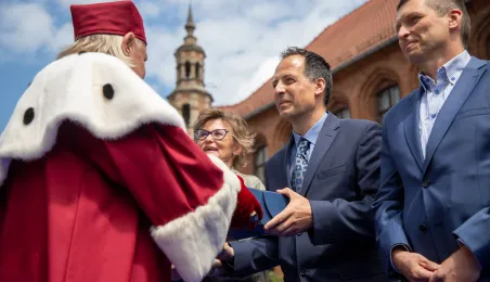 Uroczyste posiedzenie Senatu UMK na Rynku Staromiejskim 