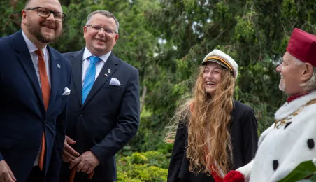 Uroczyste posiedzenie Senatu UMK na Rynku Staromiejskim 