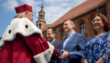 Uroczyste posiedzenie Senatu UMK na Rynku Staromiejskim 