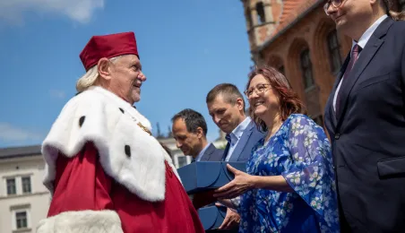 Uroczyste posiedzenie Senatu UMK na Rynku Staromiejskim 