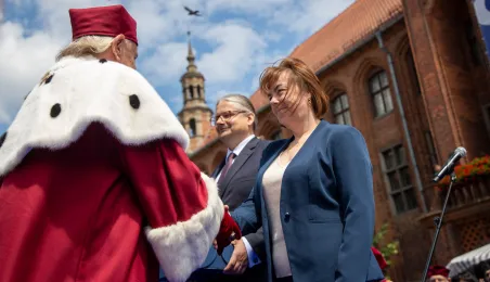 Uroczyste posiedzenie Senatu UMK na Rynku Staromiejskim 