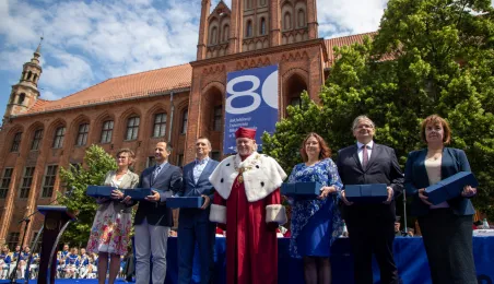 Uroczyste posiedzenie Senatu UMK na Rynku Staromiejskim 