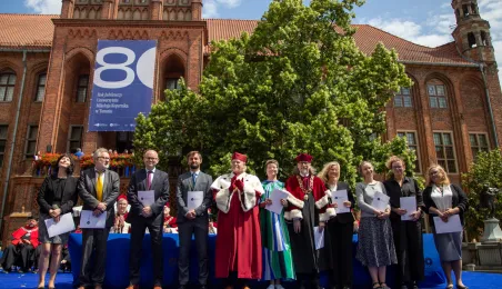Uroczyste posiedzenie Senatu UMK na Rynku Staromiejskim 