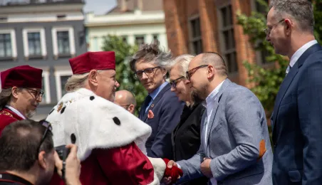 Uroczyste posiedzenie Senatu UMK na Rynku Staromiejskim 