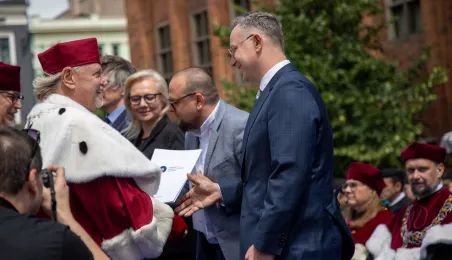 Uroczyste posiedzenie Senatu UMK na Rynku Staromiejskim 