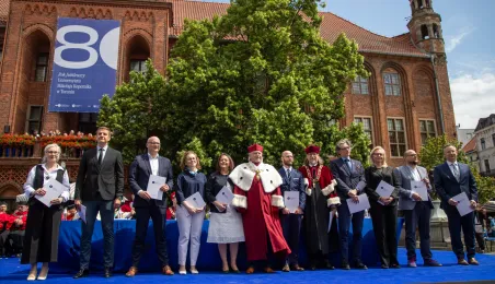 Uroczyste posiedzenie Senatu UMK na Rynku Staromiejskim 