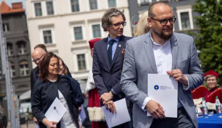 Uroczyste posiedzenie Senatu UMK na Rynku Staromiejskim 