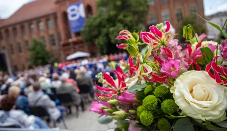 Uroczyste posiedzenie Senatu UMK na Rynku Staromiejskim 