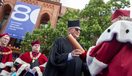 Uroczyste posiedzenie Senatu UMK na Rynku Staromiejskim 