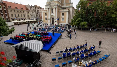 Uroczyste posiedzenie Senatu UMK na Rynku Staromiejskim 
