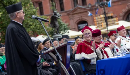 Uroczyste posiedzenie Senatu UMK na Rynku Staromiejskim 