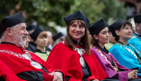 Uroczyste posiedzenie Senatu UMK na Rynku Staromiejskim 