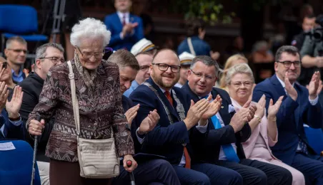 Uroczyste posiedzenie Senatu UMK na Rynku Staromiejskim 