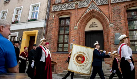 Uroczyste posiedzenie Senatu UMK na Rynku Staromiejskim 