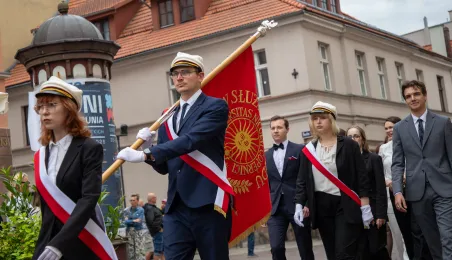 Uroczyste posiedzenie Senatu UMK na Rynku Staromiejskim 