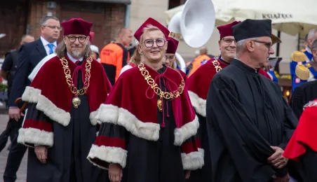 Uroczyste posiedzenie Senatu UMK na Rynku Staromiejskim 