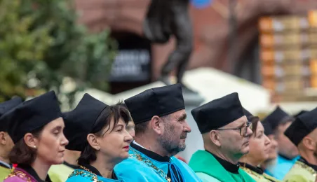 Uroczyste posiedzenie Senatu UMK na Rynku Staromiejskim 