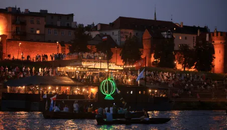 9. Festiwal Wisły - nocna parada łodzi i statków, widowisko światło-dźwięk