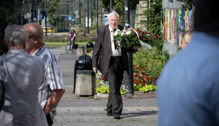 Złożenie kwiatów pod tablicą poświęconą Ludziom „Solidarności” Regionu Toruńskiego, 29.08.2025 r.