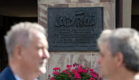 Złożenie kwiatów pod tablicą poświęconą Ludziom „Solidarności” Regionu Toruńskiego, 29.08.2025 r.