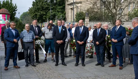 Złożenie kwiatów pod tablicą poświęconą Ludziom „Solidarności” Regionu Toruńskiego, 29.08.2025 r.
